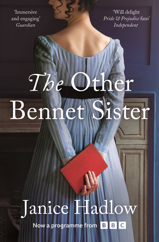 La couverture de 'The Other Bennet Sister' par Janice Hadlow, représentant une femme en robe bleue tenant un livre rouge. Comprend des citations du Guardian et de l'Independent.
