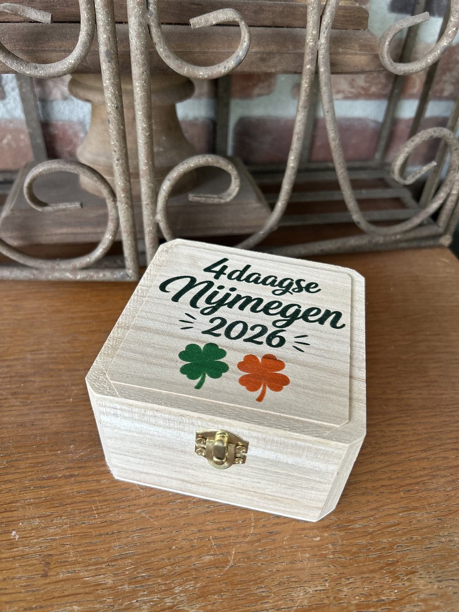 Creaties van hier - Bewaarkistje kruisje 4daagse Nijmegen - vierdaagse - 10,5 CM x B 10,5 CM x H 6 CM – Hout