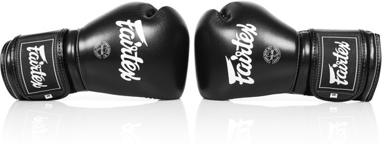 Zwarte Fairtex bokshandschoenen met witte tekst.