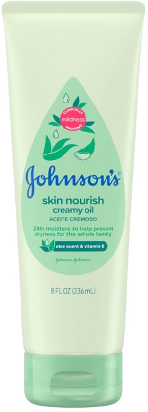 Lichtgroene tube van Johnson's skin nourish creamy oil met aloë vera & vitamine E. Tekst op de tube: "24hr moisture to help prevent dryness for the whole family".
