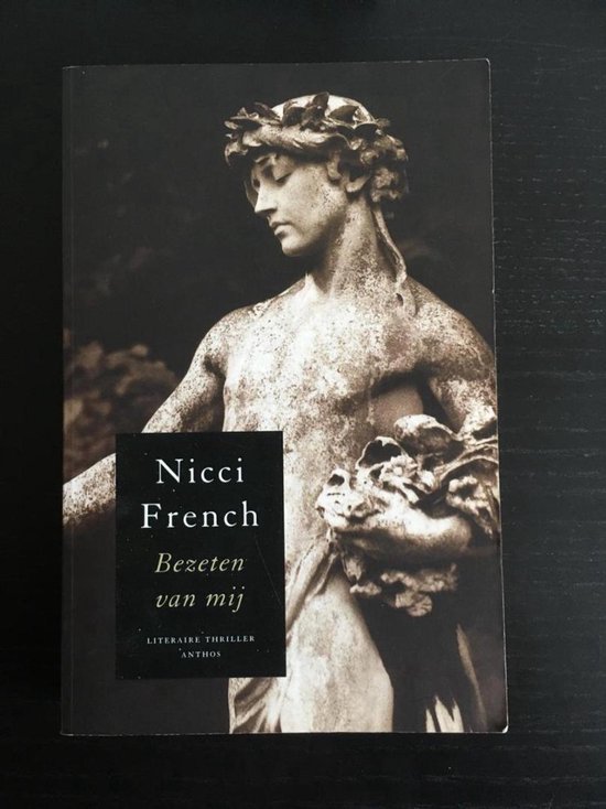 Boekcover met een beeld van een jongeman met een lauwerkrans en Nicci French. "Bezeten van mij".