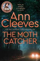 Boekomslag met de titel 'The Moth Catcher' van Ann Cleeves. De achtergrond toont een mistige weg met een auto met koplampen aan.