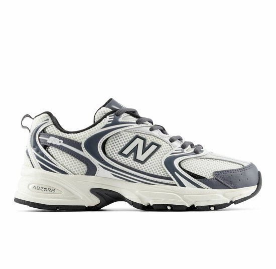 Wit met grijze New Balance sneakers met mesh en het 'ABZORB'-logo op de zijkant.