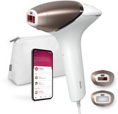 Philips Lumea Prestige ontharingsapparaat in wit met rosé gouden accenten, met twee opzetstukken en een bijpassend etui. Een smartphone toont de Lumea app.