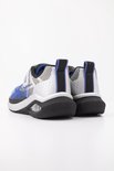 Achterkant van blauwe Skechers sneakers met witte en grijze accenten, zwarte lussen en een luchtdempende zool.