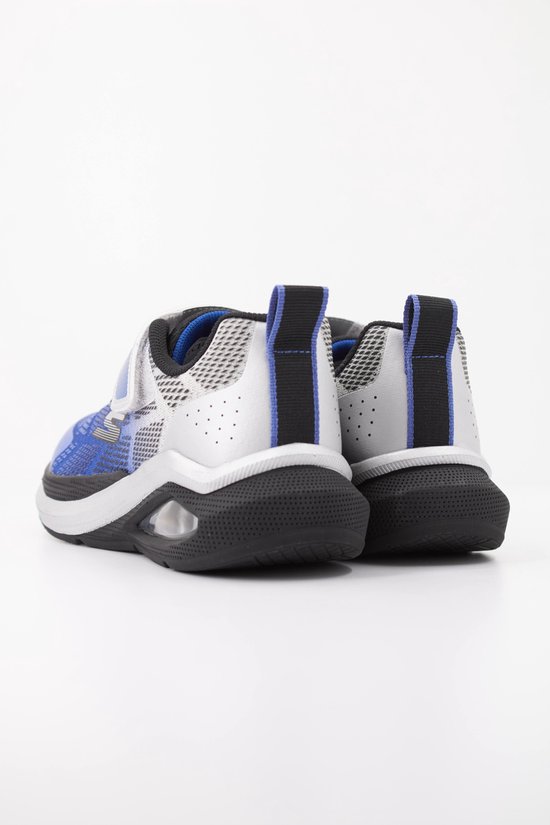 Achterkant van blauwe Skechers sneakers met witte en grijze accenten, zwarte lussen en een luchtdempende zool.