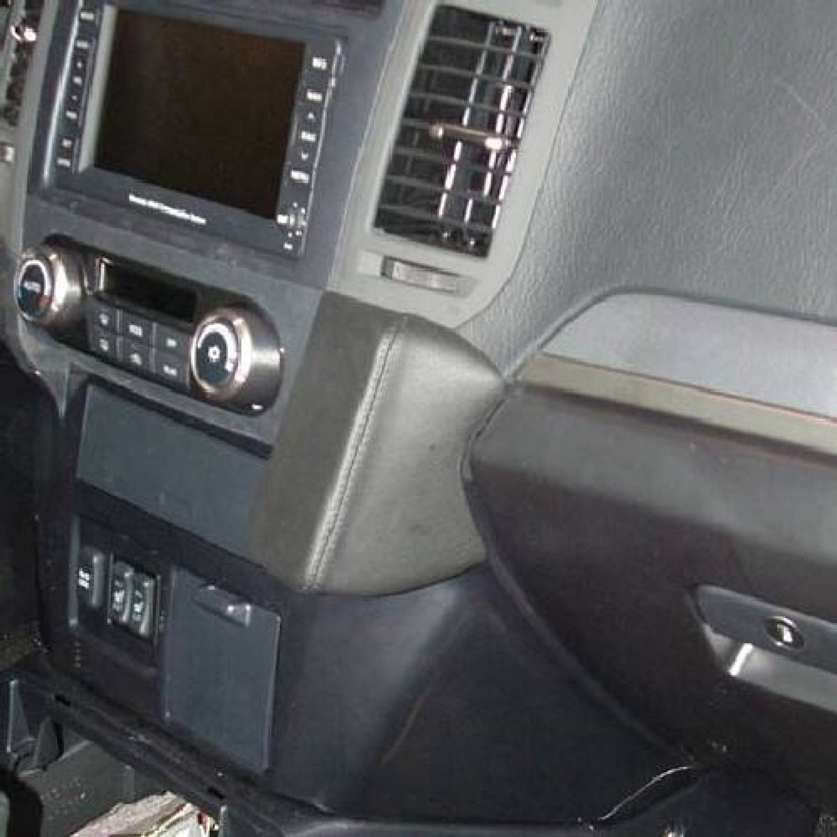 Kuda Console Mitsubishi Pajero 2007-