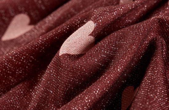 Detail van bordeauxrode stof met roze hartjes en glitter.