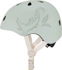 Lichtgroene kinderhelm met krokodillen- en veerprint. Witte bandjes met gesp.