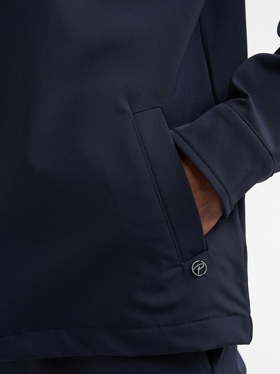 Detail van de zijnaad met zak van een donkerblauw jack, met logo.