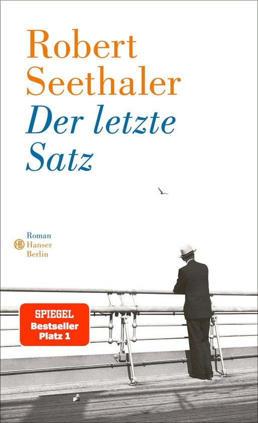 Boekcover met tekst 'Robert Seethaler Der letzte Satz'. Een man in pak en hoed kijkt uit over zee vanaf een reling.