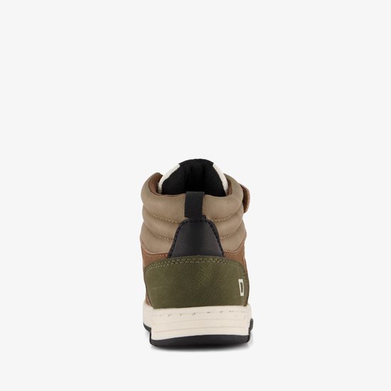 Achterkant van een hoge sneaker in bruin en groen. Zwarte accenten en een lus aan de achterkant.