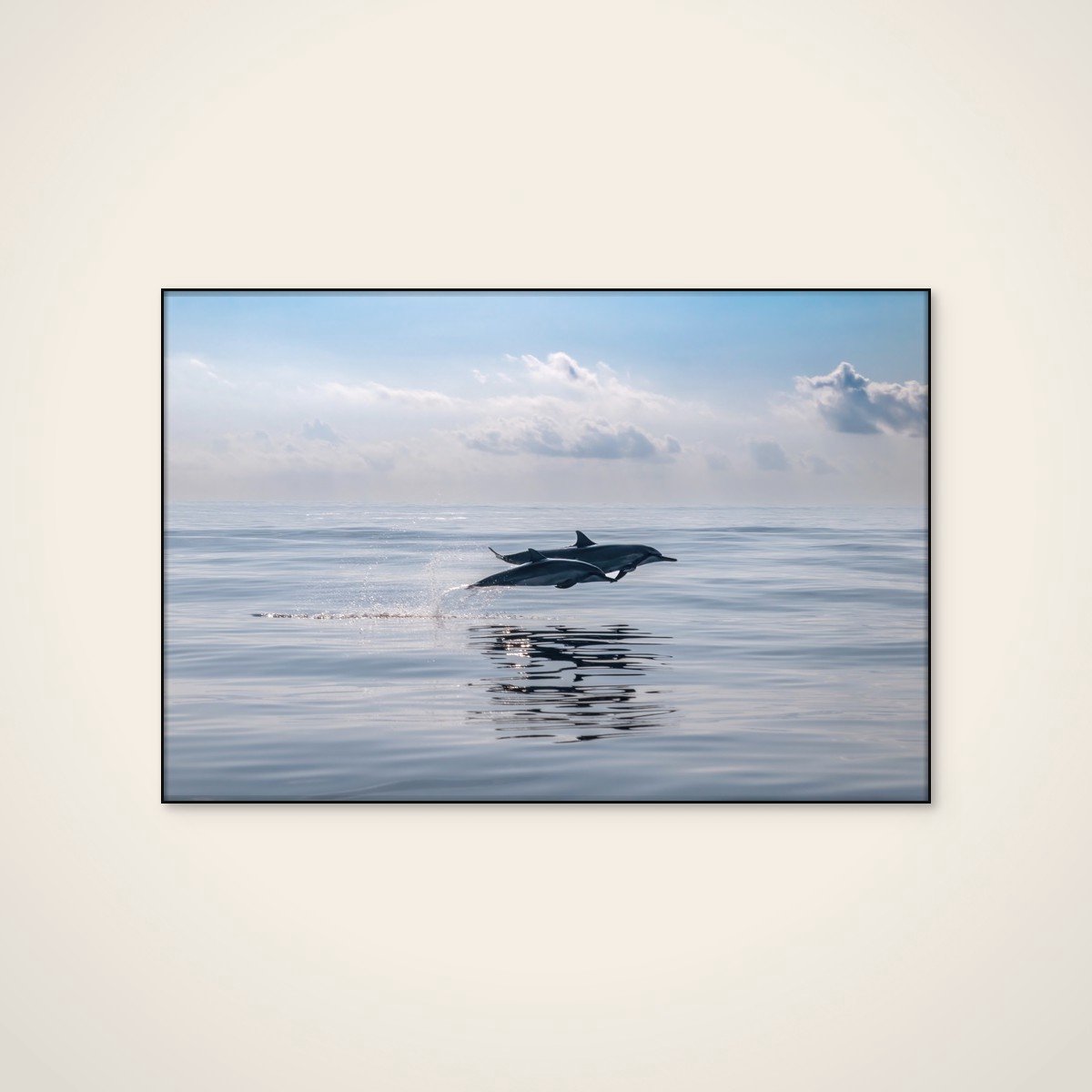Akoestisch schilderij - 90 x 60 cm - Dolphins Leaping Ocean van Serge Melesan - Dieren wanddecoratie - zwart textielframe
