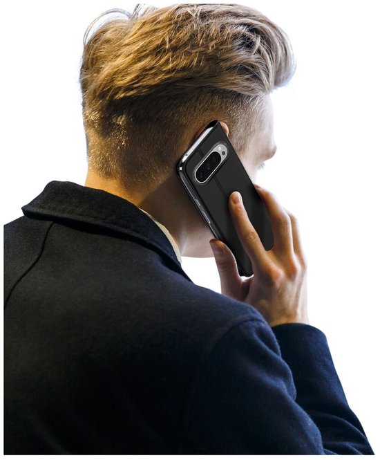 Un homme portant un manteau noir tient un téléphone avec un étui noir à son oreille, en conversation. La découpe de l'appareil photo est visible.