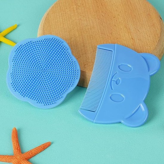 Blauwe babykam in beervorm en een blauwe babymassageborstel, decoratief geplaatst.