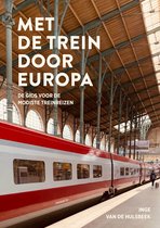 Boek "Met de trein door Europa", met een rode en witte trein op een station.