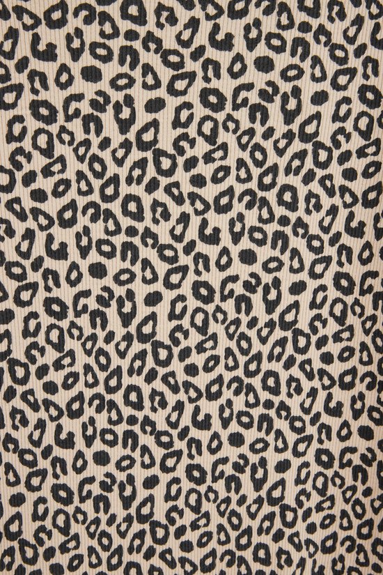 Textiel met beige achtergrond en zwarte panterprint.