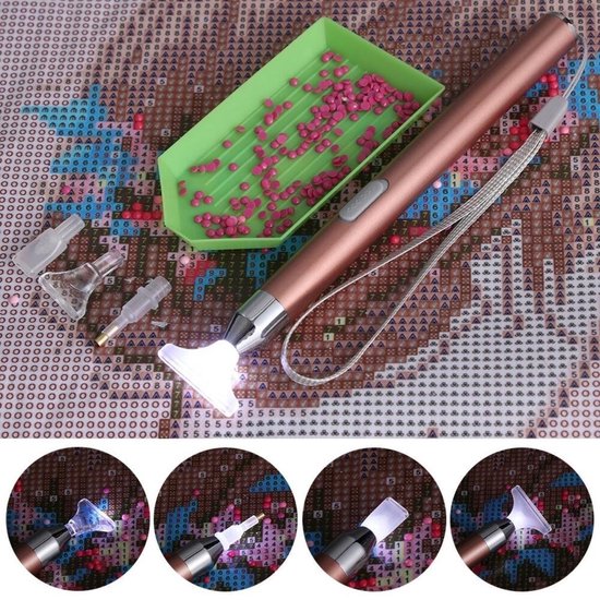 Stylo couleur cuivre avec lampe LED, utilisé sur une peinture diamant. Accessoires inclus.