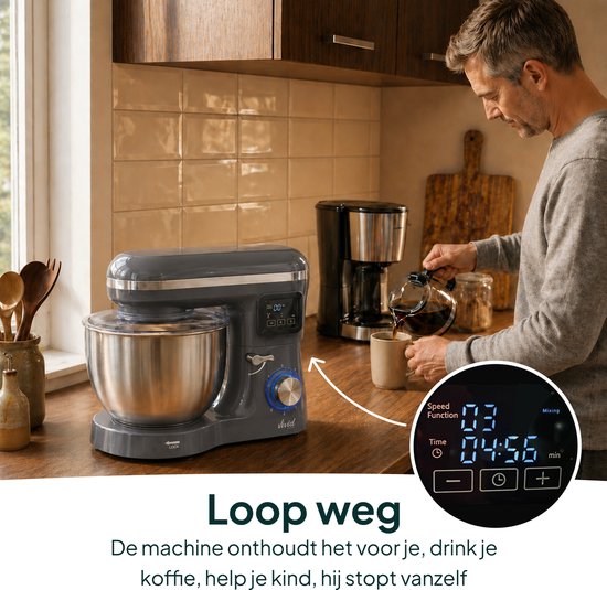 Grijze keukenmixer op aanrecht, terwijl een man koffie inschenkt. De mixer heeft een digitaal display met timer.