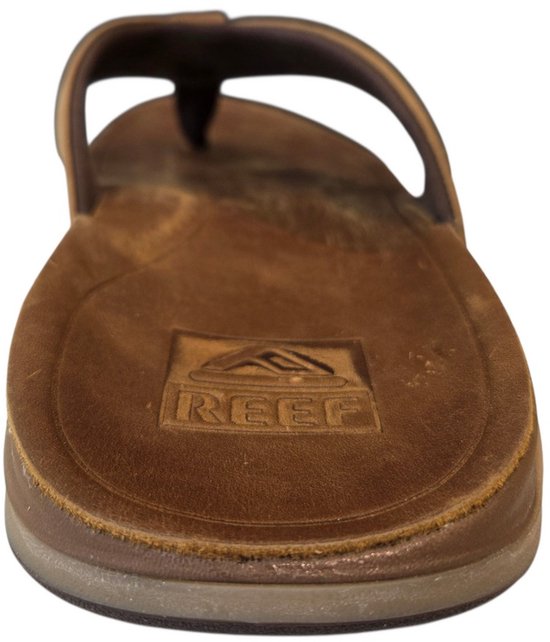 Bruine leren Reef teenslipper met een verdikte zool en Reef logo op de binnenzool.