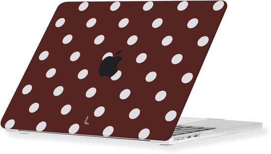 MacBook Air avec une housse marron à pois blancs.