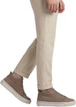 Man met beige broek met omgeslagen pijpen draagt taupe Rehab sneakers met crèmekleurige zolen.