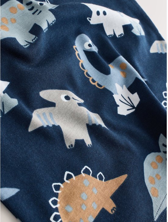 Detailopname van een donkerblauw hemd met diverse dinosaurusprints.