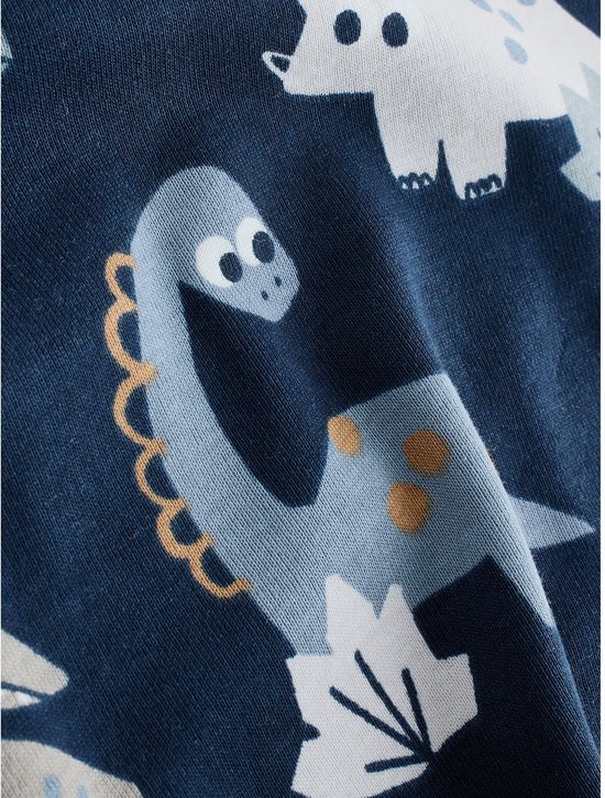 Detailopname van een donkerblauwe tanktop met een dinosaurusprint.