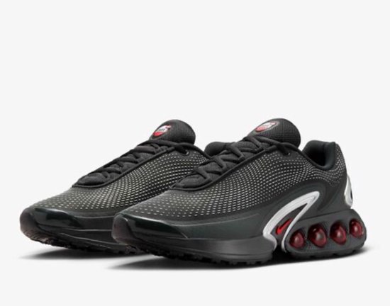 Zwarte Nike Air Max sneakers met rode Air pods onder de zool en witte accenten.