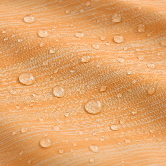 Waterdruppels op geel oranje stof met fijne horizontale strepen.