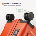 Close-up van de dubbele wielen van een oranje koffer met "Elements wieldesign".