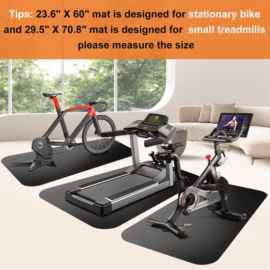 Een hometrainer, een loopband en een fiets op beschermende matten in een woonkamer.