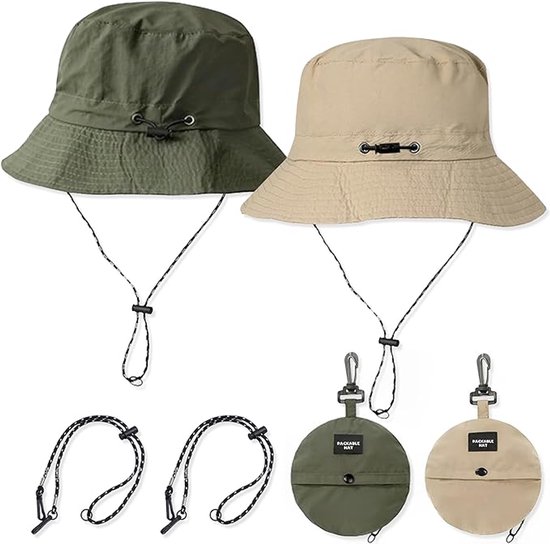 Twee bucket hats, olijfgroen en beige, met bijbehorende opvouwbare tasjes en losse koordjes.
