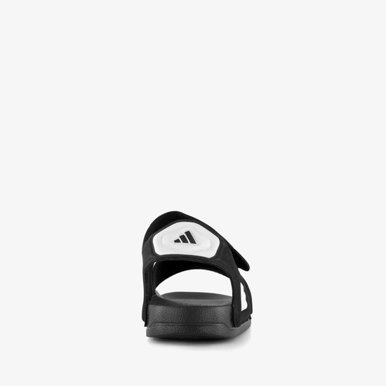 Zwarte Adidas Adilette kindersandalen met klittenband en wit logo.