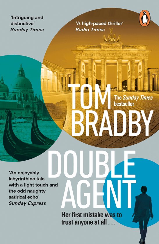 Boekomslag van 'Double Agent' van Tom Bradby. Linkerhelft: Venetië met gondels en blauwe cirkel. Rechterhelft: Brandenburger Tor met oranje cirkel.