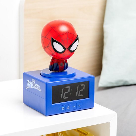 Blauwe Spiderman-wekker met digitaal display, met een iconisch Spiderman-hoofd bovenop.