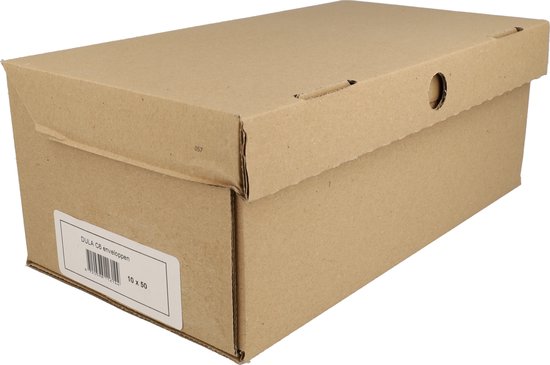 Bruine kartonnen doos met deksel, met daarop een label met 'DULA C6 enveloppen 10 x 50'.