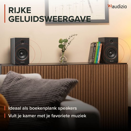 Twee zwarte boekenplank speakers op een dressoir, met de tekst 'RIJKE GELUIDSWEERGAVE'.