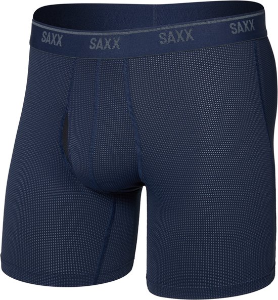 Donkerblauwe SAXX boxershort met een subtiel ruitjespatroon en een SAXX-band.
