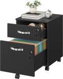 Zwarte archiefkast met twee open lades, sleutel, mapjes en een wekker op het bureau.