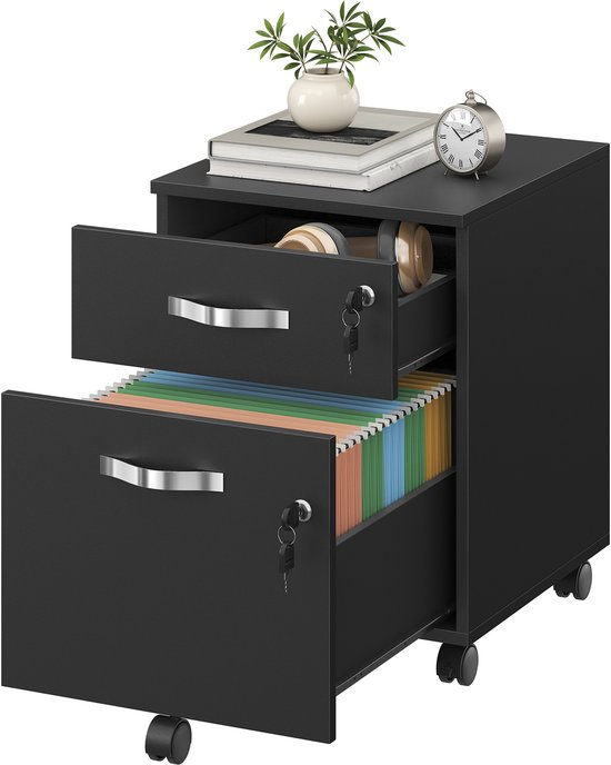 Zwarte archiefkast met twee open lades, sleutel, mapjes en een wekker op het bureau.