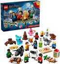 Calendrier de l'Avent LEGO Harry Potter avec quatre figurines et diverses constructions LEGO, dont une araignée et un chapeau de sorcier.