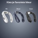 Drie nekventilatoren in wit, donkerblauw en zwart, die de beschikbare kleuren tonen.