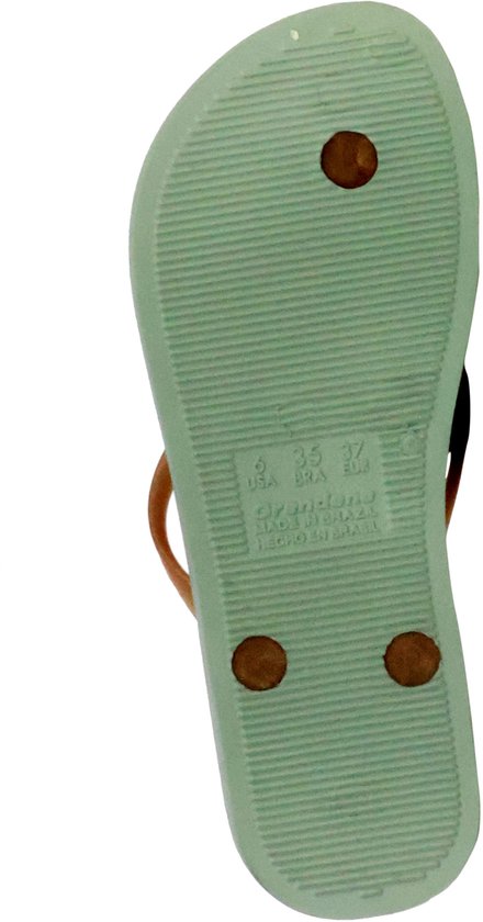 Zool van een lichtgroene Ipanema slipper met koperkleurige bandjes. Tekst op zool: "Ipanema 6 35 37 MADE IN BRAZIL"