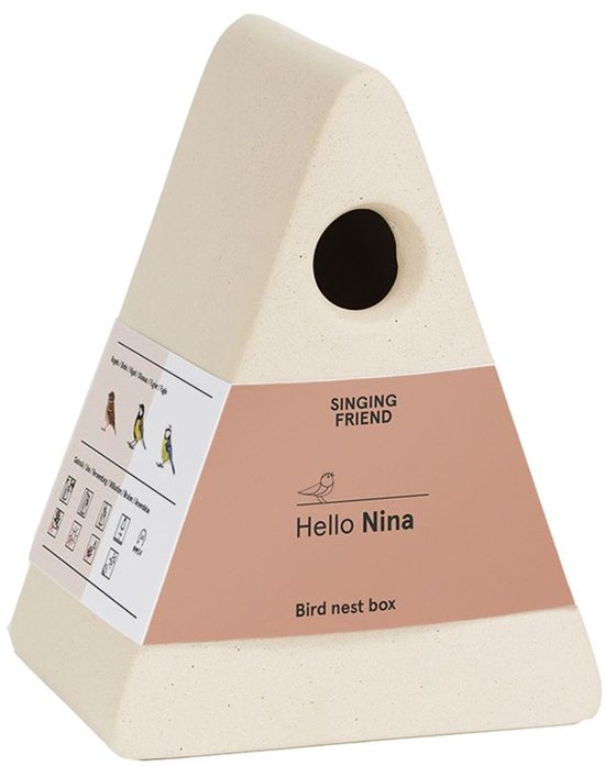 Lichtbeige driehoekig vogelhuisje met label 'Hello Nina' op een witte achtergrond.