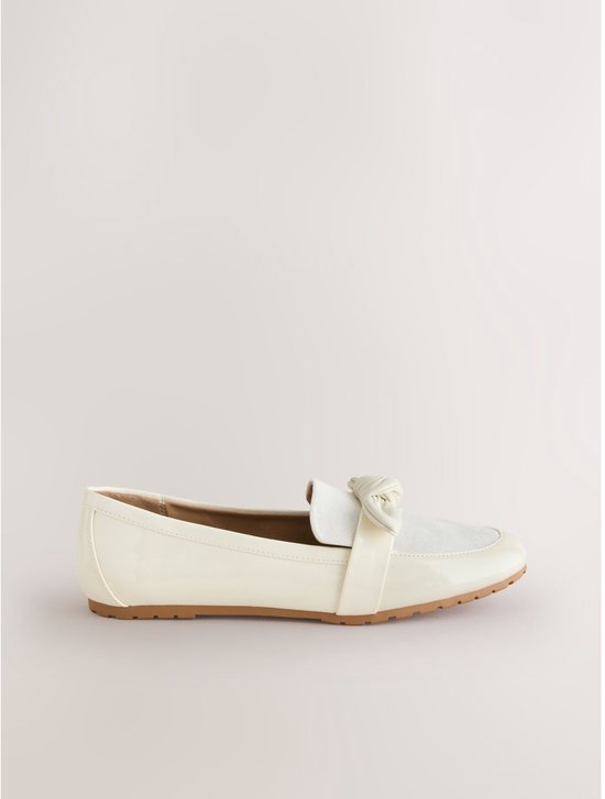 Crème lakleren loafer met suède neus en strik.