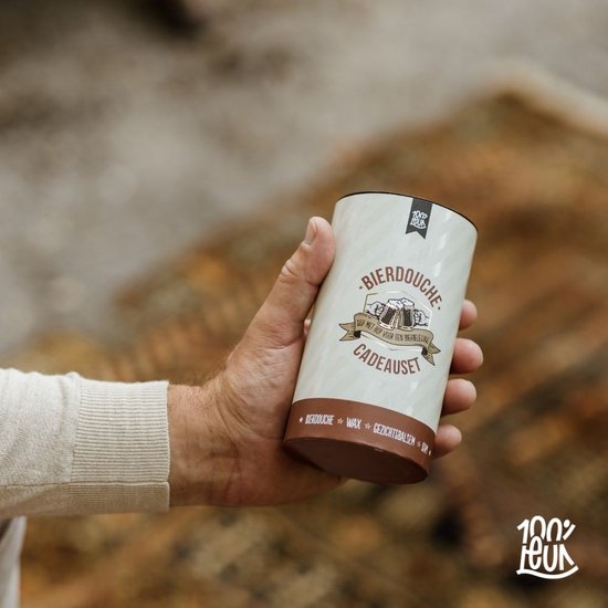 Hand houdt de ronde koker 'BIERdouche CADEAUSET' van 100% LEUK vast.