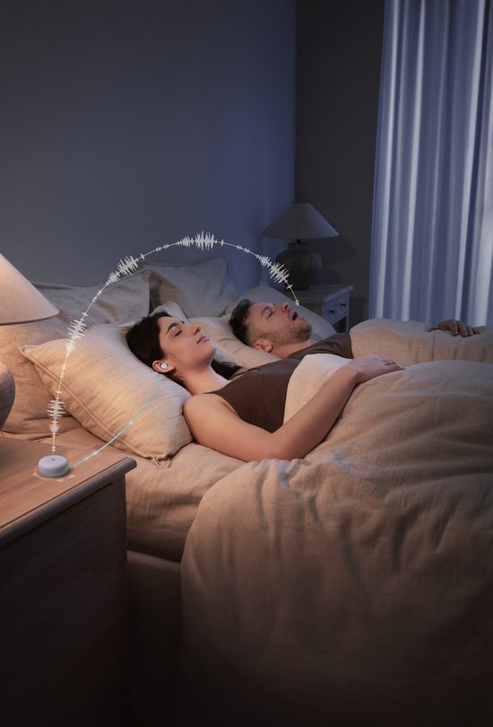 Man en vrouw slapen in bed, vrouw draagt lichtpaarse oordopjes.