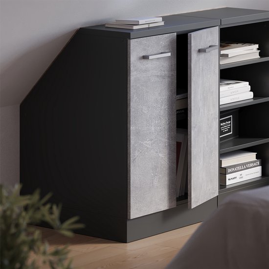 Dichte donkergrijze kast met deuren in betonlook. Open vakken met boeken en decoratie.