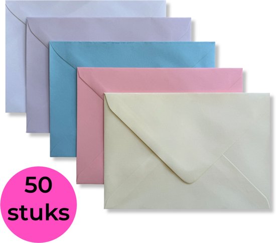 Vijf C6 enveloppen in pastelkleuren: crème, roze, lichtblauw, paars en lila. 50 stuks.